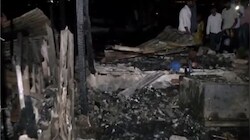 सो रहे थे लोग, तभी झुग्गियों में भड़की आग, कई झुग्गियां जलकर हुई खाक