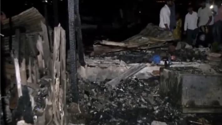 सो रहे थे लोग, तभी झुग्गियों में भड़की आग, कई झुग्गियां जलकर हुई खाक