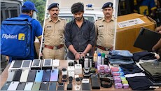 13 स्मार्टफोन, परफ्यूम और साबुन तक उड़ाए: फ्लिपकार्ट डिलीवरी एजेंट ने लगाया 4.60 लाख का चूना; सामान देख चकराई पुलिस