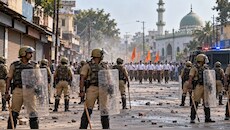 जलगांव में RSS के रूट मार्च के दौरान हंगामा: मस्जिद के पास विरोध और पथराव के बाद लाठीचार्ज, इलाके में भारी पुलिस बल तैनात