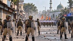 जलगांव में RSS के रूट मार्च के दौरान हंगामा: मस्जिद के पास विरोध और पथराव के बाद लाठीचार्ज, इलाके में भारी पुलिस बल तैनात