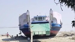 भागलपुर में 15 दिनों से बालू में फंसा क्रूज शिप, अब फ्लोटिंग बैलून से निकालने की हो रही है तैयारी