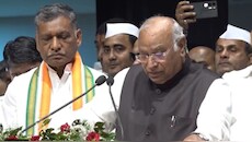 'मोदी को हटाना होगा…', खरगे के भाषण के बीच बोला युवक- 'नहीं हटेंगे';  विवादित टिप्पणी के बाद हुई मारपीट