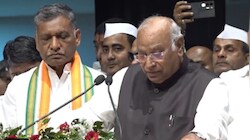 'मोदी को हटाना होगा…', खरगे के भाषण के बीच बोला युवक- 'नहीं हटेंगे';  विवादित टिप्पणी के बाद हुई मारपीट