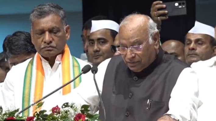 'मोदी को हटाना होगा…', खरगे के भाषण के बीच बोला युवक- 'नहीं हटेंगे';  विवादित टिप्पणी के बाद हुई मारपीट