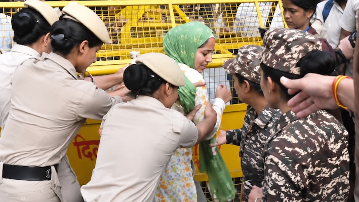 Jamia में पुलिस और छात्रों के बीच बहस: कई छात्र डिटेन, 3 सांसदों  के खिलाफ FIR दर्ज