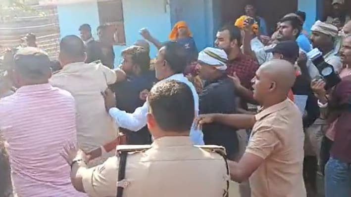 वैशाली में 13 बच्चों की मौत के दशकर्म पर बवाल, PK की मौजूदगी में भिड़े BJP और JDU के नेता, मारपीट में जेडीयू प्रदेश सचिव घायल
