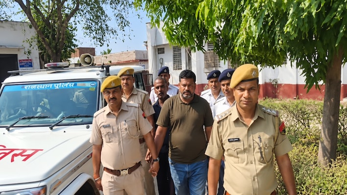 धौलपुर थाने में बड़ी चूक: पुलिस कस्टडी से तस्कर फरार, दो कांस्टेबल सस्पेंड!