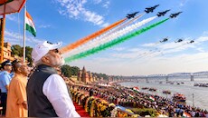 वाराणसी में एयर शो का ग्रैंड फिनाले, पीएम मोदी ने देखा राफेल-मिराज का दम, गंगा के ऊपर गरजे लड़ाकू विमान