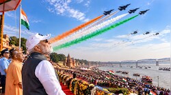 वाराणसी में एयर शो का ग्रैंड फिनाले, पीएम मोदी ने देखा राफेल-मिराज का दम, गंगा के ऊपर गरजे लड़ाकू विमान