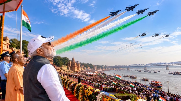वाराणसी में एयर शो का ग्रैंड फिनाले, पीएम मोदी ने देखा राफेल-मिराज का दम, गंगा के ऊपर गरजे लड़ाकू विमान