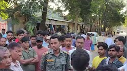 गुमला में खड़े पंचर ट्रैक्टर से टकराई स्कूटी, चाचा-भतीजे की मौत, मुआवजे के लिए NH-143A जाम