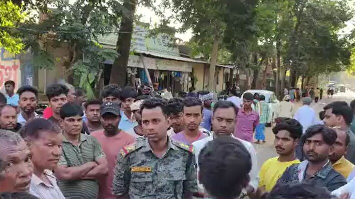 गुमला में खड़े पंचर ट्रैक्टर से टकराई स्कूटी, चाचा-भतीजे की मौत, मुआवजे के लिए NH-143A जाम