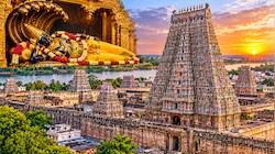 156 एकड़ का मंदिर: अंदर बसा है पूरा शहर, आखिर किसने बनवाया था इतना बड़ा देवालय?