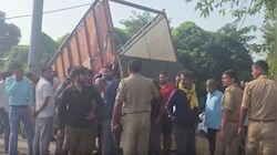 बस्ती में बाइक सवार पर पलटा बेकाबू ट्रक: दबकर पिता समेत दो बेटियों की मौत
