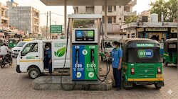 E20 के बाद अब 100% इथेनॉल से दौड़ेगी आपकी कार, सरकार ने E100 फ्यूल को दी मंजूरी, नफा-नुकसान समझिए
