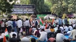 TGT-PGT भर्ती में नए नियमों पर बवाल: प्रयागराज में सड़क पर उतरे हजारों अभ्यर्थी, शिक्षा निदेशालय घेरा