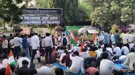 TGT-PGT भर्ती में नए नियमों पर बवाल: प्रयागराज में सड़क पर उतरे हजारों अभ्यर्थी, शिक्षा निदेशालय को घेरा