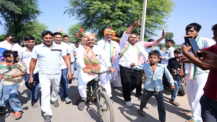 अलवर में टीकाराम जूली का अनोखा अंदाज: साइकिल पर सवार होकर मांगे वोट, देखें तस्वीर