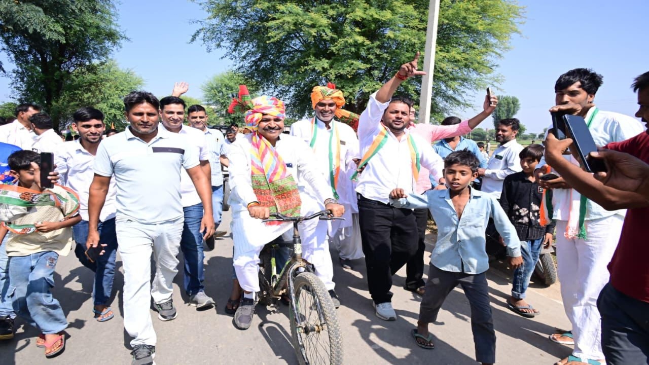 अलवर में टीकाराम जूली का अनोखा अंदाज: साइकिल पर सवार होकर मांगे वोट, देखें तस्वीर अलवर में टीकाराम जूली का अनोखा अंदाज: साइकिल पर सवार होकर मांगे वोट, देखें तस्वीर