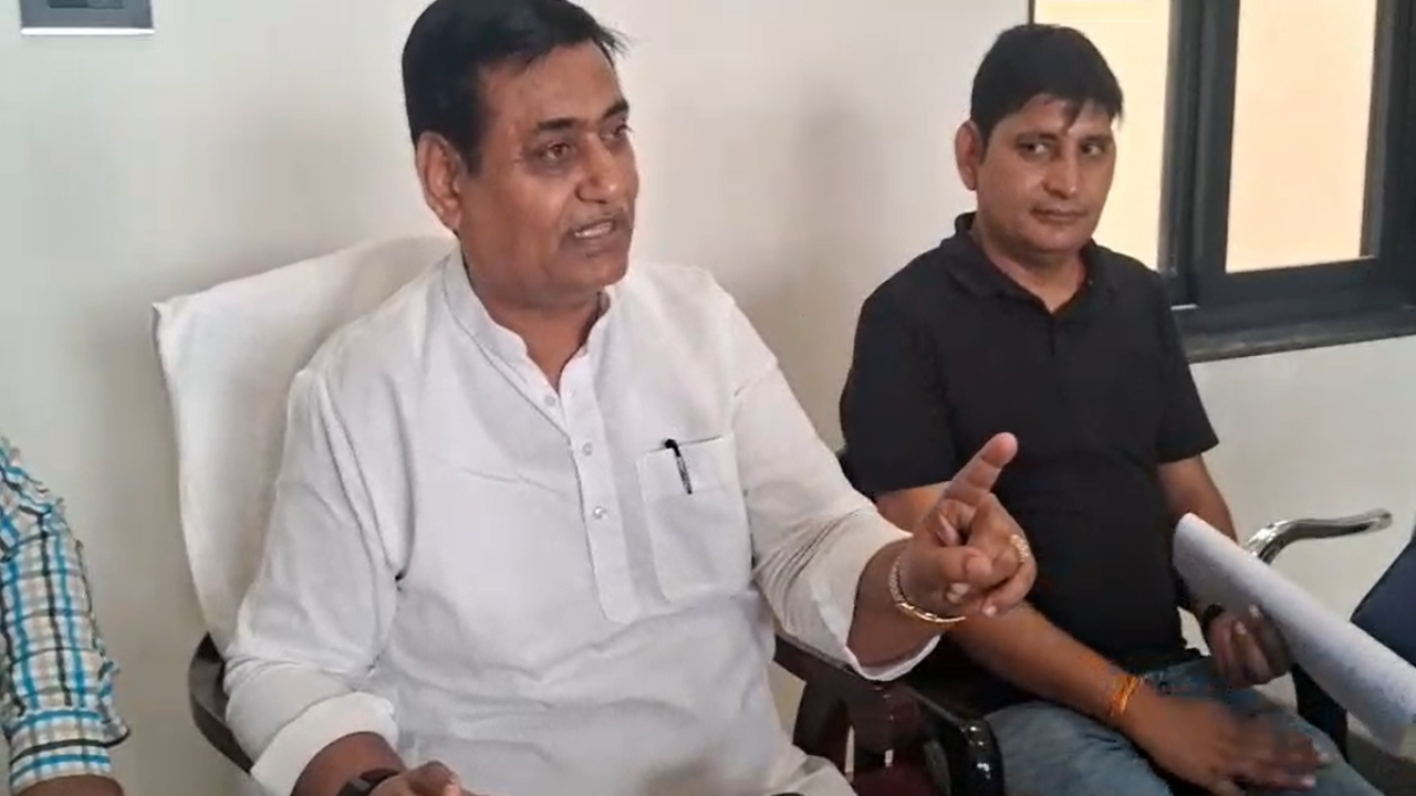 पंचायत चुनाव से सीकर के मास्टर प्लान तक… डोटासरा ने सरकार को घेरा, लगाए गंभीर आरोप पंचायत चुनाव से सीकर के मास्टर प्लान तक… डोटासरा ने सरकार को घेरा, लगाए गंभीर आरोप