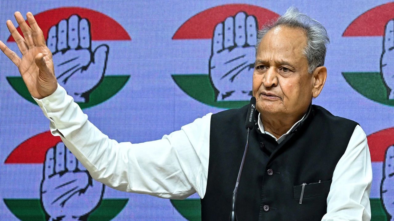 खड़गे के बयान पर अब डैमेज कंट्रोल में जुटी कांग्रेस! गहलोत बोले- 'दादी याद दिलाना' या 'बाप की जागीर' तो मुहावरा है... खड़गे के बयान पर अब डैमेज कंट्रोल में जुटी कांग्रेस! गहलोत बोले- 'दादी याद दिलाना' या 'बाप की जागीर' तो मुहावरा है...
