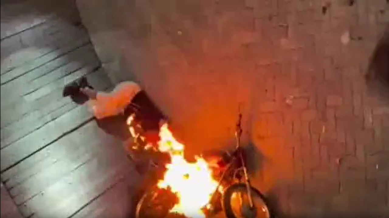 जमशेदपुर में 'मौत के कुएं' के अंदर खौफनाक हादसा, स्टंट के दौरान बाइक में लगी आग, झुलसी युवती जमशेदपुर में 'मौत के कुएं' के अंदर खौफनाक हादसा, स्टंट के दौरान बाइक में लगी आग, झुलसी युवती