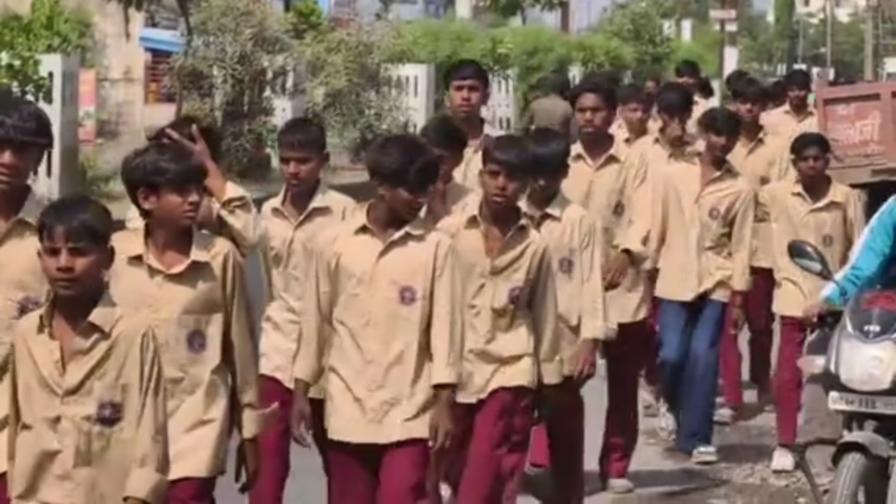 रतलाम में कलेक्टर से शिकायत करने 22KM पैदल चले स्टूडेंट्स, बस में बैठाने रास्तेभर मनाते रहे अफसर रतलाम में कलेक्टर से शिकायत करने 22KM पैदल चले स्टूडेंट्स, बस में बैठाने रास्तेभर मनाते रहे अफसर