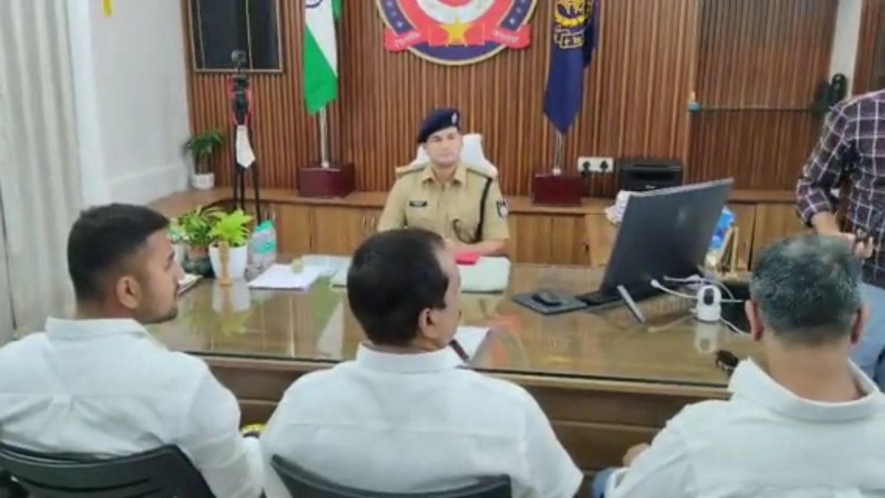 इंदौर में पार्षद पर FIR के बाद कांग्रेस ने खोला मोर्चा, निष्पक्ष जांच की मांग, जानें पूरा मामला इंदौर में पार्षद पर FIR के बाद कांग्रेस ने खोला मोर्चा, निष्पक्ष जांच की मांग, जानें पूरा मामला