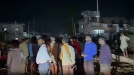मारपीट के दौरान जान बचाने भागकर सड़क पर आई महिला, ट्रक की चपेट में आने से मौत