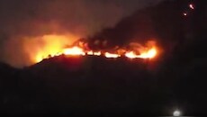 अलवर में पहाड़ी पर लगी भीषण आग: 3 किलोमीटर के दायरे में धधकी पहाड़ियां, देर रात तक बुझाने के प्रयास जारी