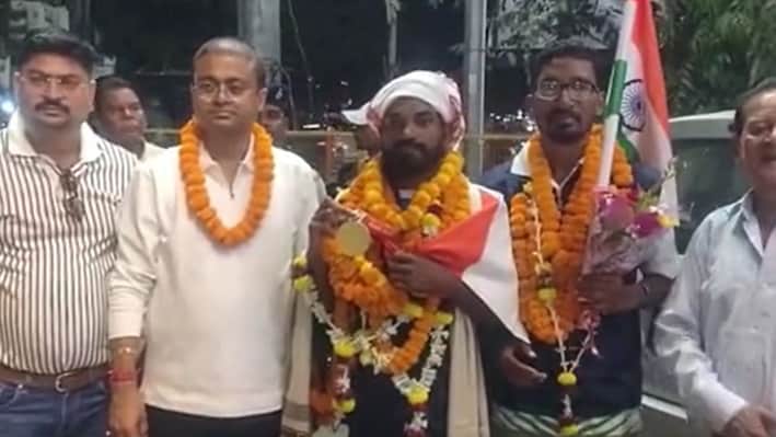 झारखंड के तीरंदाज विजय सुंडी ने एशियन पारा गेम्स में जीता गोल्ड, चाईबासा में हुआ भव्य स्वागत