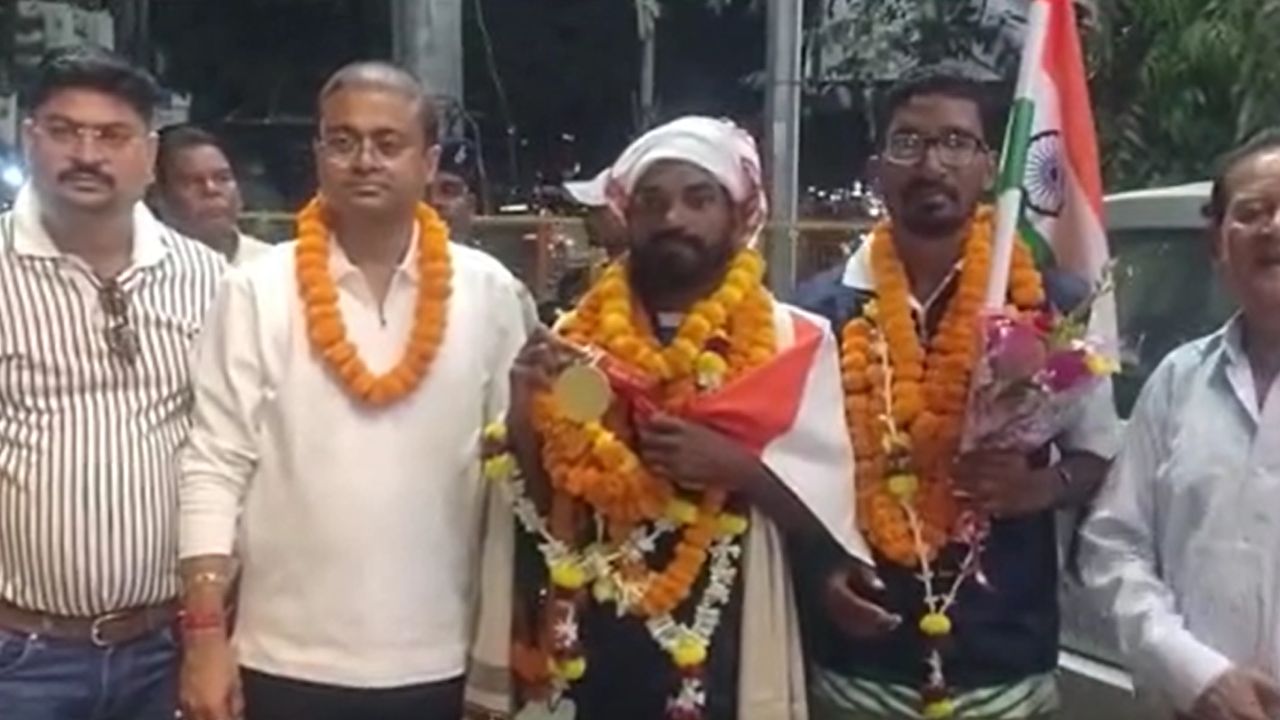 झारखंड के तीरंदाज विजय सुंडी ने एशियन पारा गेम्स में जीता गोल्ड, चाईबासा में हुआ भव्य स्वागत झारखंड के तीरंदाज विजय सुंडी ने एशियन पारा गेम्स में जीता गोल्ड, चाईबासा में हुआ भव्य स्वागत