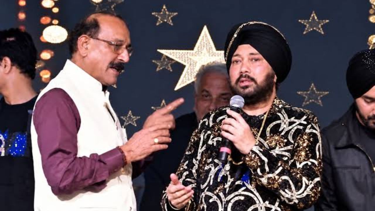 'मैंने कोई अपराध किया है जो माफी मांगू?' दलेर मेहंदी विवाद में बैकफुट पर आने से मंत्री सुबोध उनियाल का साफ इनकार! 'मैंने कोई अपराध किया है जो माफी मांगू?' दलेर मेहंदी विवाद में बैकफुट पर आने से मंत्री सुबोध उनियाल का साफ इनकार!