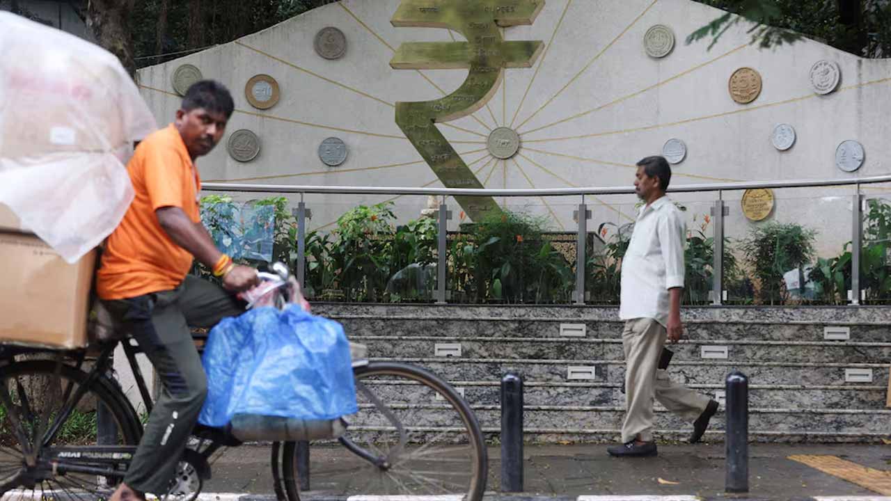 रेपो रेट बढ़ने पर महंगा हो जाता है लोन, घटने पर जल्दी नहीं मिलता फायदा; RBI की स्टडी में सामने आया बैंकों का बड़ा खेल रेपो रेट बढ़ने पर महंगा हो जाता है लोन, घटने पर जल्दी नहीं मिलता फायदा; RBI की स्टडी में सामने आया बैंकों का बड़ा खेल