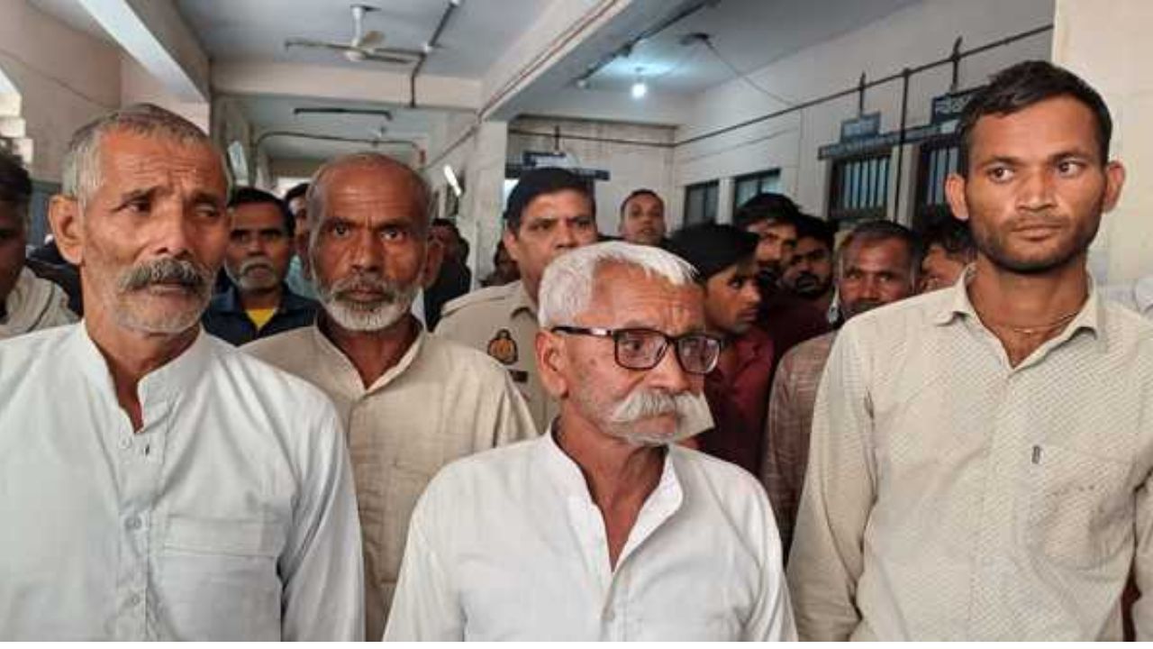 संभल में 4 दोषियों को उम्रकैद: आपसी रंजिश में की थी ताऊ-भतीजे की हत्या, चंदौसी कोर्ट ने 4 आरोपियों को भेजा जेल संभल में 4 दोषियों को उम्रकैद: आपसी रंजिश में की थी ताऊ-भतीजे की हत्या, चंदौसी कोर्ट ने 4 आरोपियों को भेजा जेल