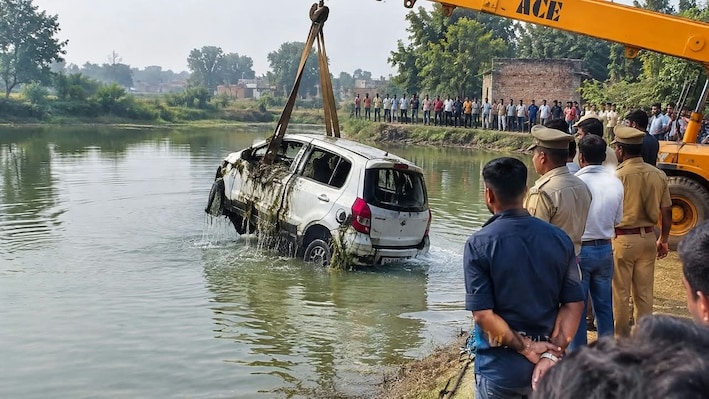 सीतापुर में बड़ा हादसा; लापता तीन युवकों के शव तालाब में डूबी कार से बरामद, मचा कोहराम