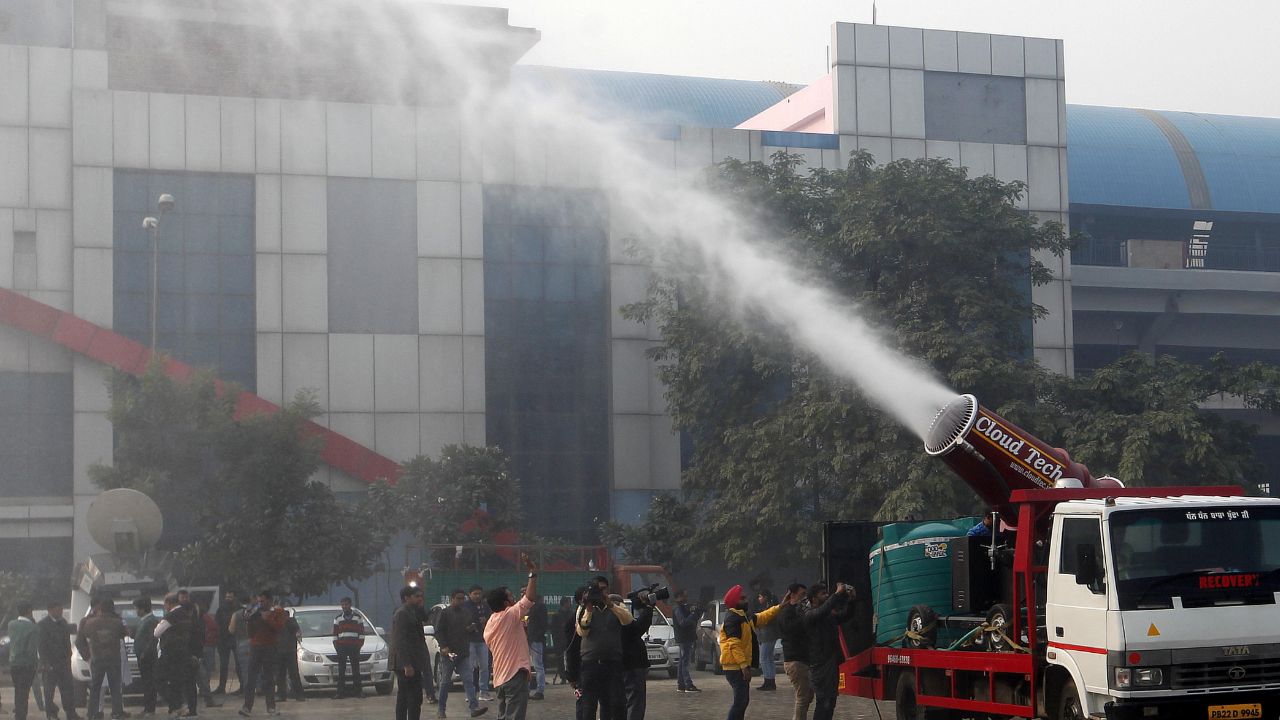 दिल्ली में मॉडरेट कैटेगरी में पहुंचा AQI, प्रदूषण से निपटने के लिए कौन-कौन सी सख्ती बढ़ी? दिल्ली में मॉडरेट कैटेगरी में पहुंचा AQI, प्रदूषण से निपटने के लिए कौन-कौन सी सख्ती बढ़ी?