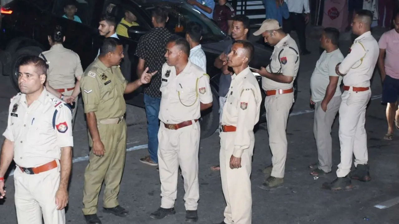होटल विवाद में खूनी खेल: एक ही परिवार के 5 लोगों पर ताबड़तोड़ फायरिंग, आरोपी गिरफ्तार होटल विवाद में खूनी खेल: एक ही परिवार के 5 लोगों पर ताबड़तोड़ फायरिंग, आरोपी गिरफ्तार