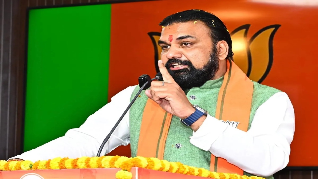 मर्द-औरत बनकर शराब की तस्करी हो रही, पता नहीं कहां-कहां छिपाकर लाया जा रहा, कठोर कार्रवाई कीजिए: मुख्यमंत्री सम्राट चौधरी मर्द-औरत बनकर शराब की तस्करी हो रही, पता नहीं कहां-कहां छिपाकर लाया जा रहा, कठोर कार्रवाई कीजिए: मुख्यमंत्री सम्राट चौधरी