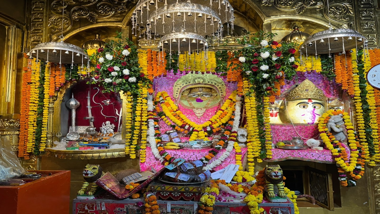 करवा चौथ पर दर्शन के लिए 700 सीढ़ियां चढ़ते हैं भक्त, जानिए 570 साल पुराना इतिहास! करवा चौथ पर दर्शन के लिए 700 सीढ़ियां चढ़ते हैं भक्त, जानिए 570 साल पुराना इतिहास!