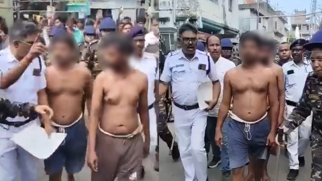 13 साल की लड़की को Kiss करते देखा, फिर लड़के और उसके पिता को बिना कपड़ों के घुमाया! अब आरोपियों की सड़क पर परेड 13 साल की लड़की को Kiss करते देखा, फिर लड़के और उसके पिता को बिना कपड़ों के घुमाया! अब आरोपियों की सड़क पर परेड
