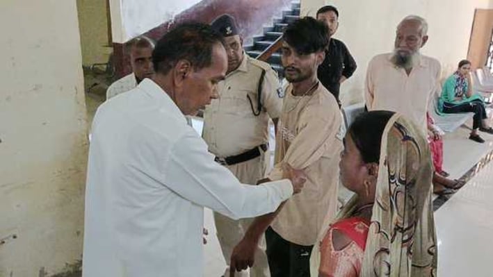 शाजापुर: 3 बार जनसुनवाई में शिकायत... फिर कलेक्टर कार्यालय में युवक ने की आत्महत्या की कोशिश, जानें पूरा मामला