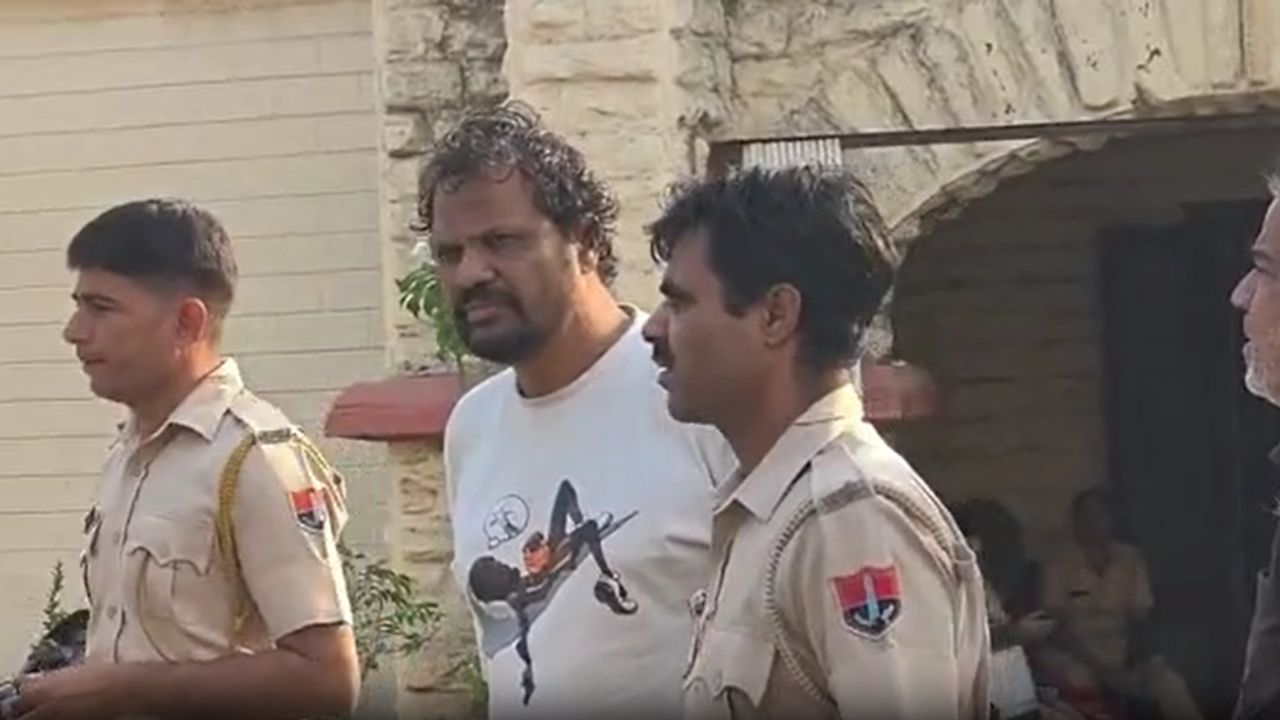 भीलवाड़ा में 72 वर्षीय महिला की हत्या: शव जलाकर नदी में फेंके अवशेष, पुलिस ने 2 युवकों को पकड़ा भीलवाड़ा में 72 वर्षीय महिला की हत्या: शव जलाकर नदी में फेंके अवशेष, पुलिस ने 2 युवकों को पकड़ा