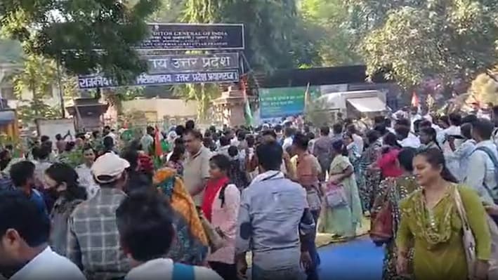 प्रयागराज में TGT PGT अभ्यर्थियों का हल्लाबोल: बैरिकेडिंग तोड़ शिक्षा निदेशालय के अंदर घुसे, पुलिस से नोकझोंक