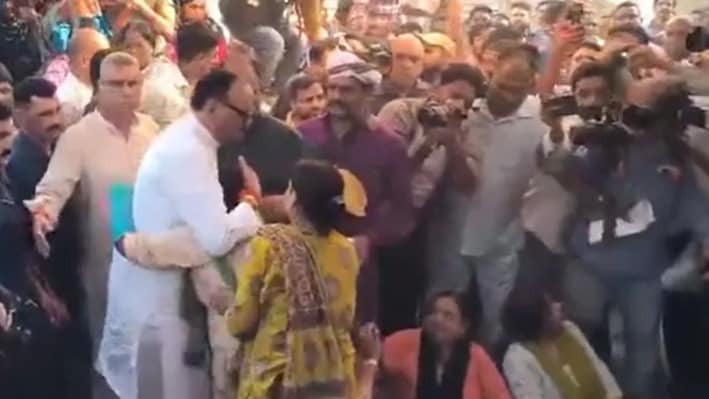 लखनऊ ट्रिपल मर्डर केस: सड़क पर संग्राम, पुलिस पर सवाल, डिप्टी सीएम ने शव को दिया कंधा