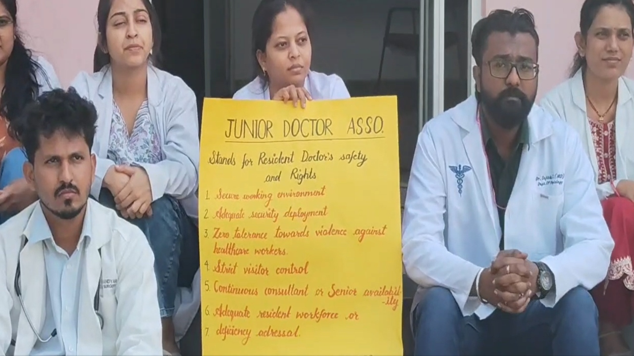 छिंदवाड़ा डॉक्टर हड़तालः CIMS हॉस्पिटल में क्यों ठप की सेवाएं, जानिए क्या हैं उनकी मांगें? छिंदवाड़ा डॉक्टर हड़तालः CIMS हॉस्पिटल में क्यों ठप की सेवाएं, जानिए क्या हैं उनकी मांगें?
