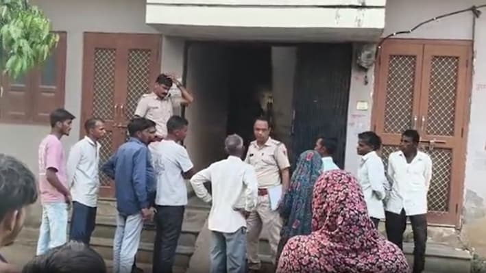 प्रतापगढ़ में महिला ने समाप्त की जीवन लीला: कमरे में अकेला खेलता मिला 4 महीने का बच्चा, पुलिस ने दरवाजा तोड़कर निकाला बाहर