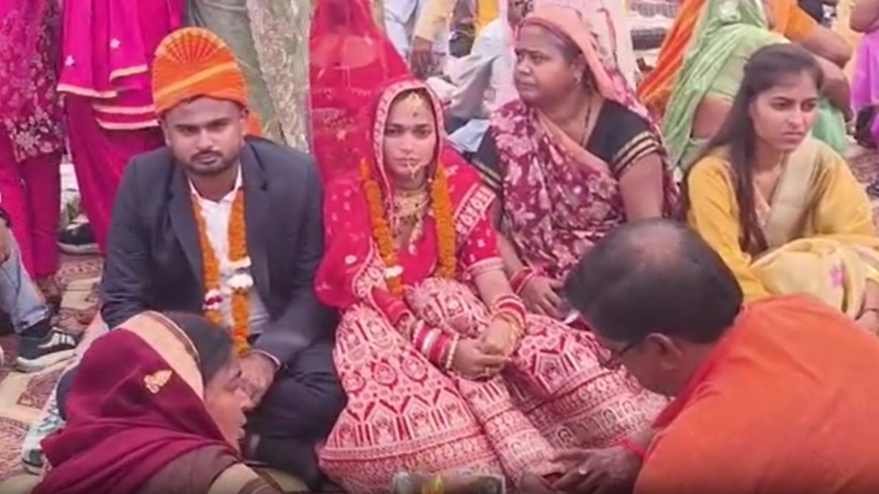 ना कोई बहन, ना कोई गम: 101 बेटियों का भाई बना शाहजहांपुर का ये व्यापारी, पिता के जन्मदिन को बनाया यादगार ना कोई बहन, ना कोई गम: 101 बेटियों का भाई बना शाहजहांपुर का ये व्यापारी, पिता के जन्मदिन को बनाया यादगार