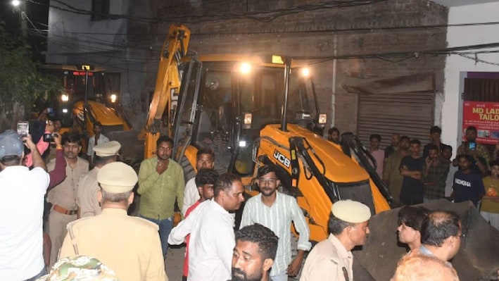 लखनऊ ट्रिपल मर्डर में ताबड़तोड़ कार्रवाई: सील हुआ आरोपी का घर, देर रात चला बुलडोजर; पीड़ित परिवार की मांगें मंजूर